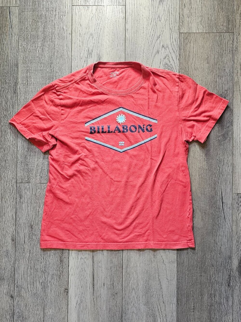 Billabong Men´s Red Graphic Diamond Sun Logo Short Sleeve T Shirt Medium